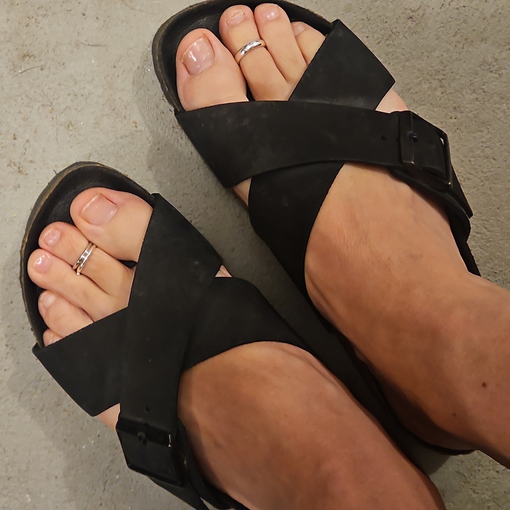 Birkenstock Women's Black Cross-Strap Sandals - Picture 12 of 12